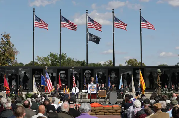 Tri Ân Monument Dedication